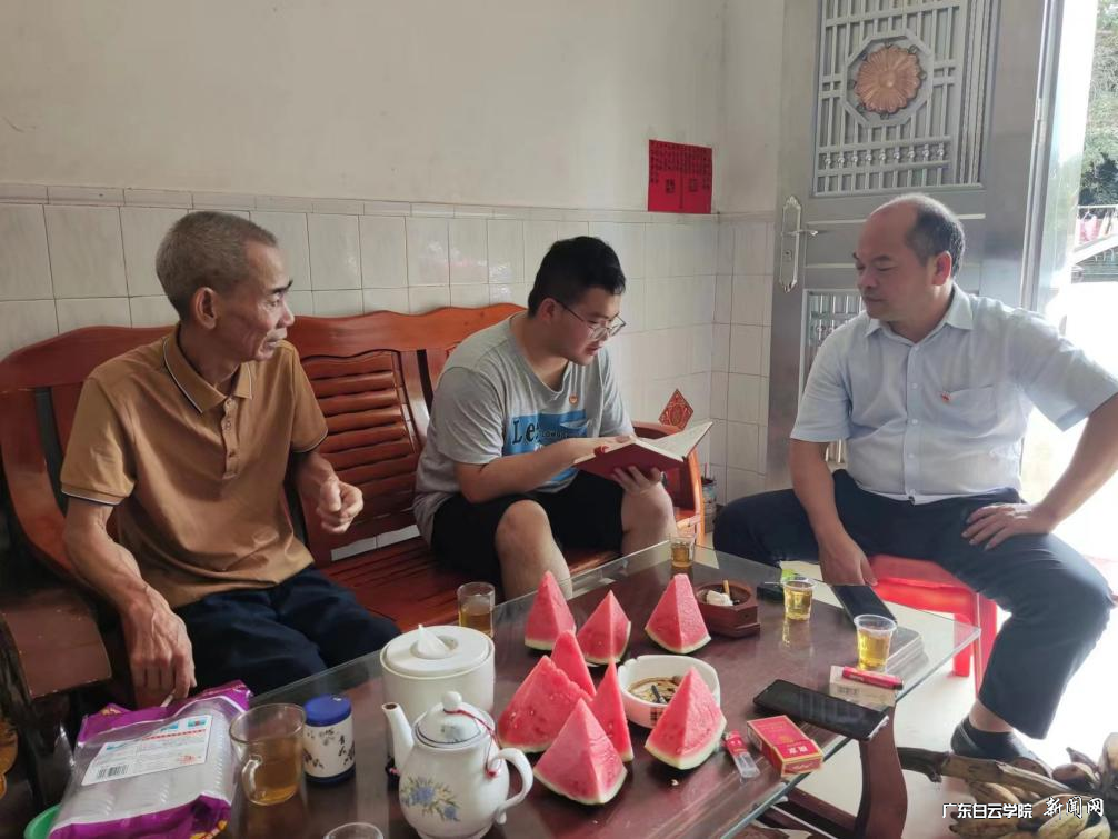 王超老师指导觉醒青年团队成员探访坝山口村革命老前辈.png 王超老师指导觉醒青年团队成员探访坝山口村革命老前辈.png