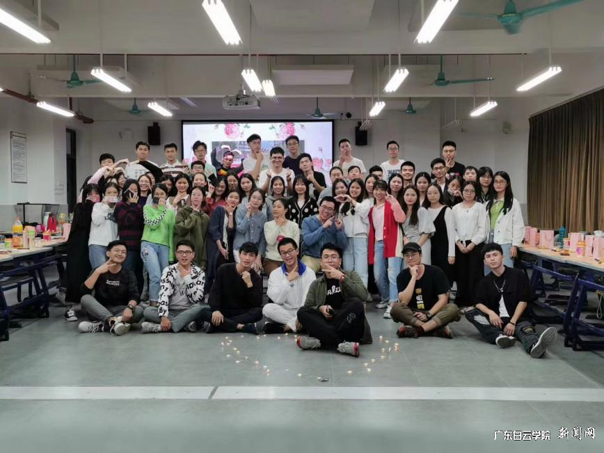 孙百慧老师参加学生班会活动.png 孙百慧老师参加学生班会活动.png