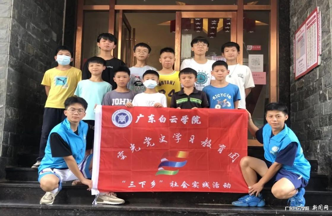 结束党史学习后成员们与小学员们合影.png 结束党史学习后成员们与小学员们合影.png