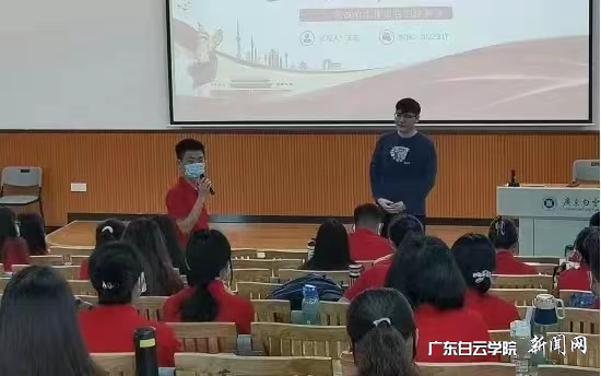 王超老师给学生上党课.png 王超老师给学生上党课.png