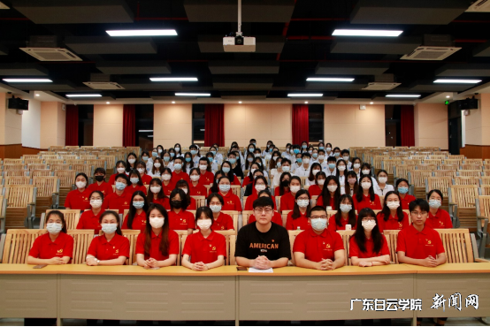 王超老师与学生合影.png 王超老师与学生合影.png