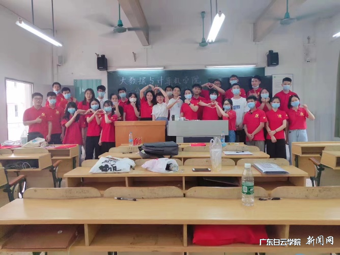 苏颖老师与学生合影.png 苏颖老师与学生合影.png