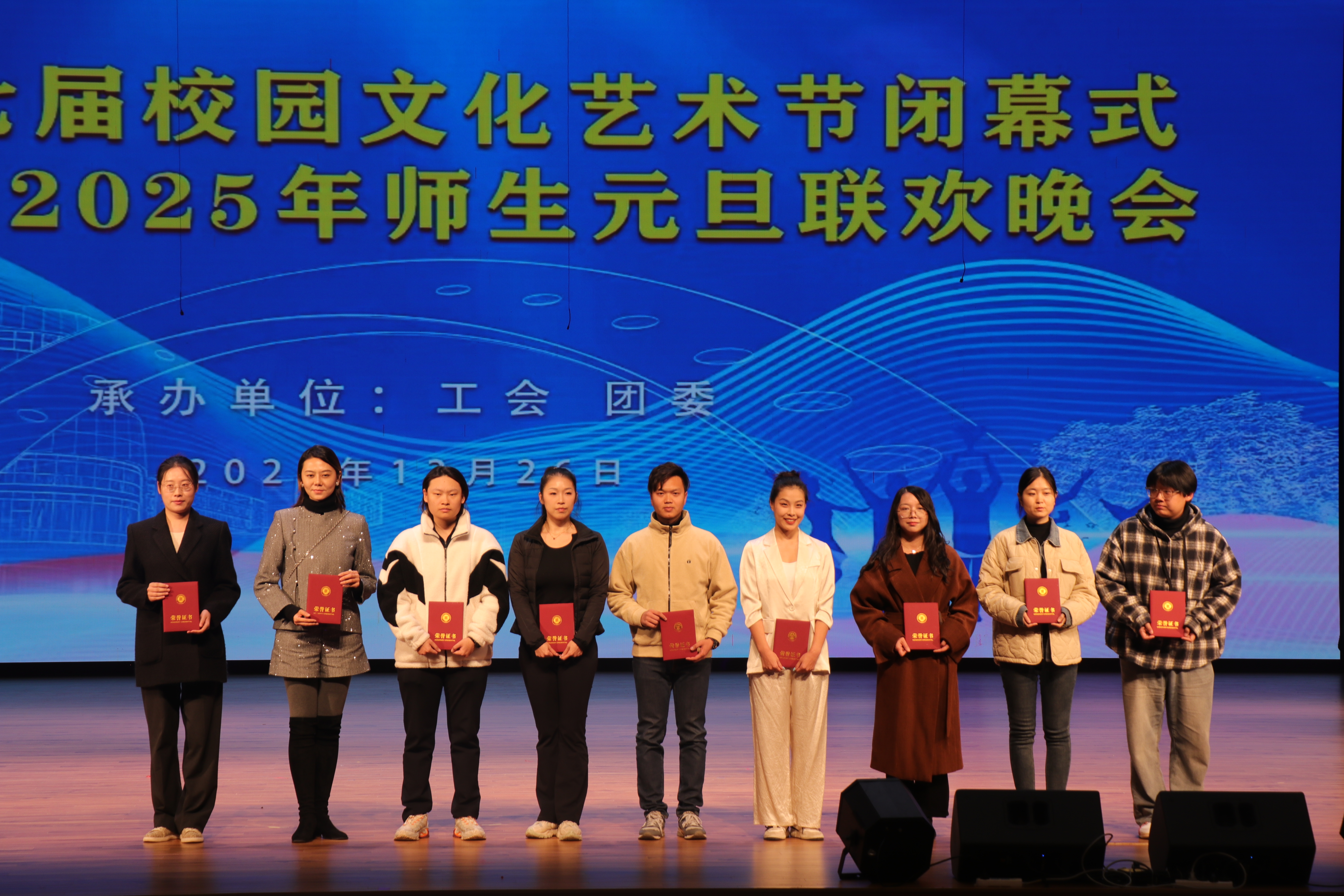 副校长肖军田为第二十七届校园文化艺术节优秀指导教师颁奖.JPG 副校长肖军田为第二十七届校园文化艺术节优秀指导教师颁奖.JPG